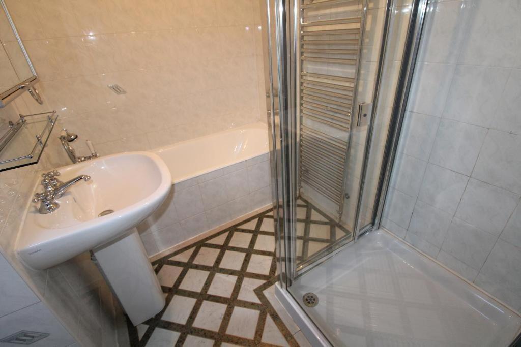 The Heathrow Lodge London Uk Harmondsworth Exteriör bild